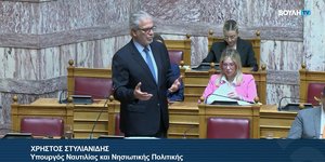 Απεικονίζει τον Υπουργό Ναυτιλίας Χρήστο Στυλιανίδη κατά την απάντηση Επίκαιρης ερώτησης στη Βουλή