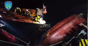 Απεγκλωβισμός και διάσωση τριών ατόμων μετά από ανατροπή αλιευτικού σκάφους στη Μυτιλήνη